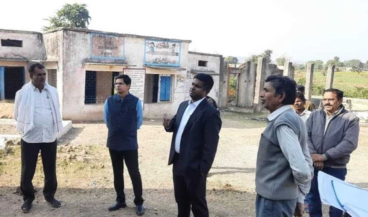 प्रधानाध्‍यापक निलंबित, अनुपस्थित शिक्षकों की एक-एक वेतनवृद्धि रोकी, जानिए पूरा मामला